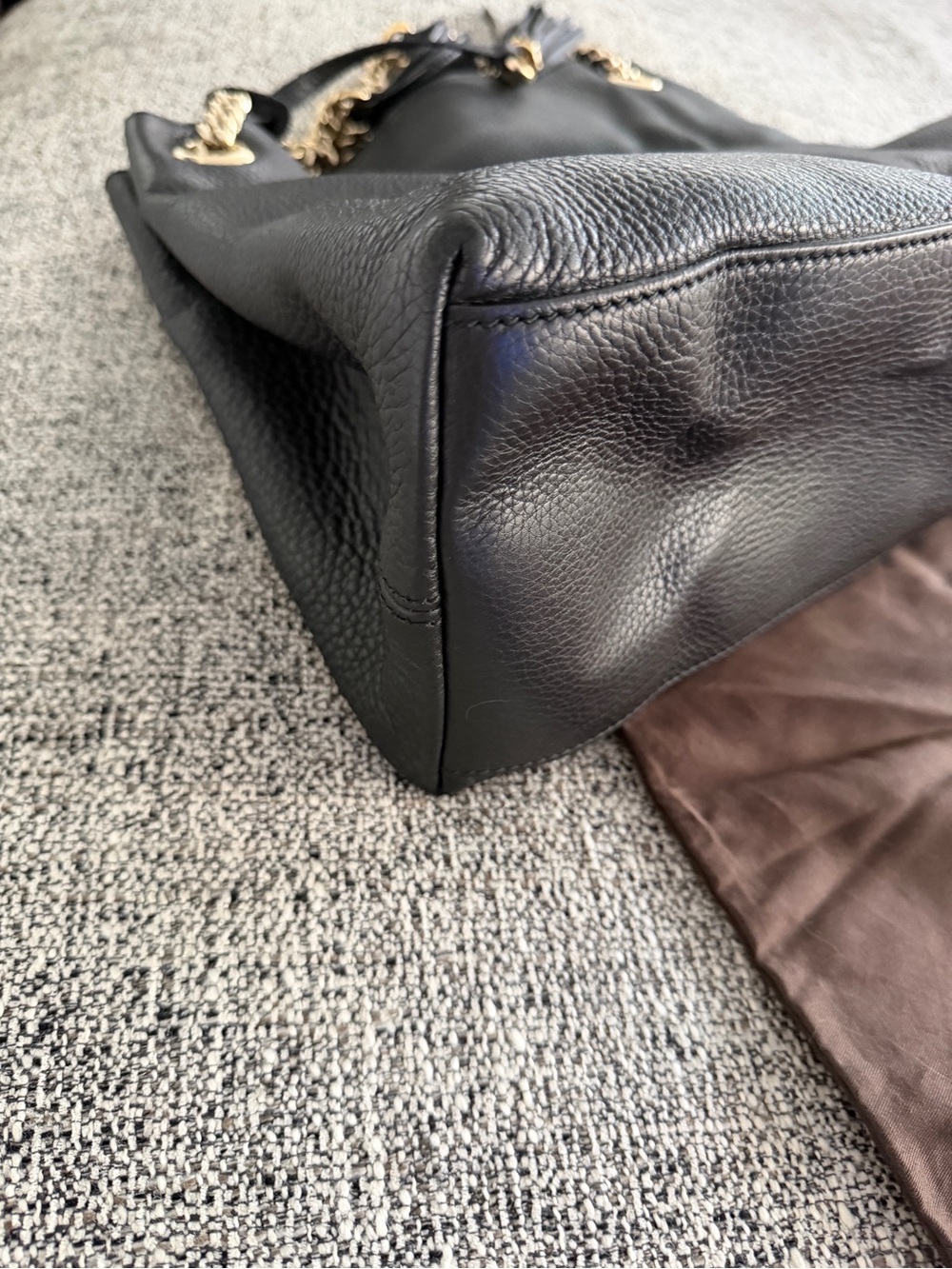Gucci Black Soho Pebbled Leather Shoulder Bag with Gold Chain - Picture 5 of 9